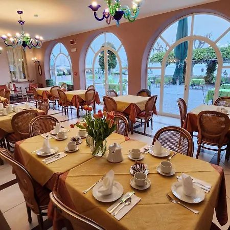 Riviera فندق 3*