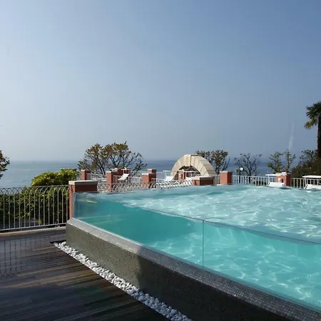 Riviera فندق