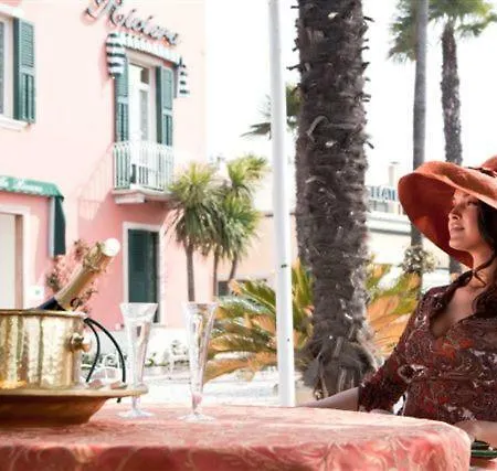 Riviera فندق