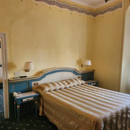 Riviera فندق 3*